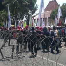 Buruh di Sidoarjo Tuntut Gaji Rp 3 Juta per Bulan