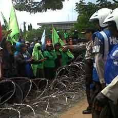 Kali Ini Buruh Unjuk Rasa di Kantor Gubernur Jatim
