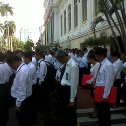 Peringati Hari Oeang, Ratusan Pegawai Kemenkeu Upacara di Lapangan Banteng