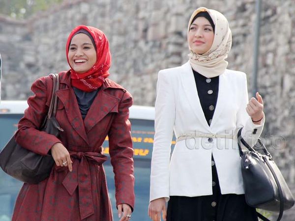 Acha Septriasa dan Raline Shah Berhijab di Turki