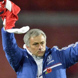 Arsenal Dikalahkan Chelsea, Oezil Beri Jersey-nya untuk Mourinho