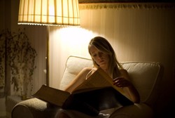 Remang-remang Memang Asyik, Tapi Ini Dampaknya pada Lensa Mata