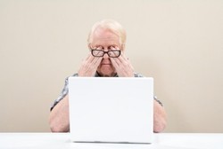 Jangan Dipaksa! Kemampuan Mata Menatap Komputer Ada Batasnya