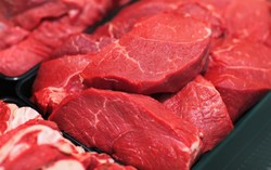 Agar Tak Terkontaminasi Bakteri, Bawa Daging Mentah dengan Kantung Plastik