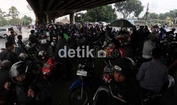 Pemotor, Berteduhlah di Gedung Parkir Bukan di Kolong Jembatan Saat Hujan