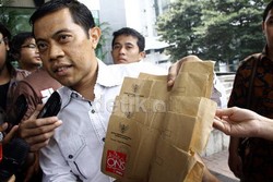 Tri Dianto Bawa 3 Surat Panggilan yang Dialamatkan KPK ke 3 Istrinya