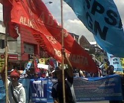 Tuntut Kenaikan Upah, Buruh Blokir Jalan Malioboro