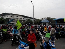 Massa SBSI Nimpuk Batu, Paksa Buruh KBN Cakung Mogok Kerja