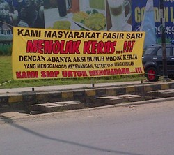 Warga Kali Pasir Cikarang Pasang Spanduk, Tolak Demo Buruh