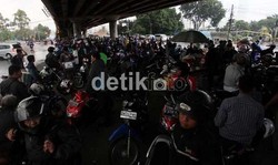 Pemotor Harus Bawa Jas Hujan, Jangan Berteduh di Kolong Jembatan