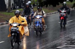 Bila Pemotor Ingin Berkendara di Tengah Hujan, Perhatikan Faktor Ini
