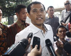 Naik Alphard, Tri Dianto Datangi KPK Tanpa Didampingi Ketiga Istrinya