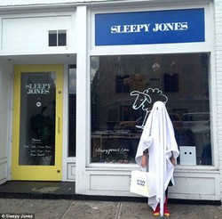 Hanya Terbuat dari Selimut, Kostum Hantu Ini Dijual Rp 2 Jutaan. Apa Istimewanya?