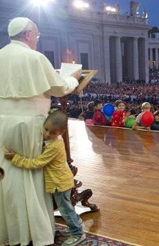 Kisah Anak Yatim Piatu yang Tiba-tiba Peluk Paus Saat Pidato