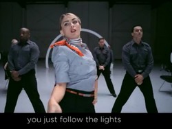 Video Demo Keselamatan Ala Pramugari Cantik Virgin America