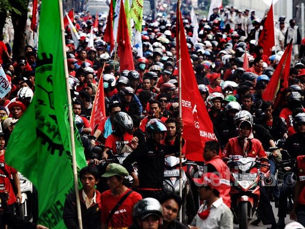 Buruh Blokir Pintu Masuk Kawasan Industri Pulogadung