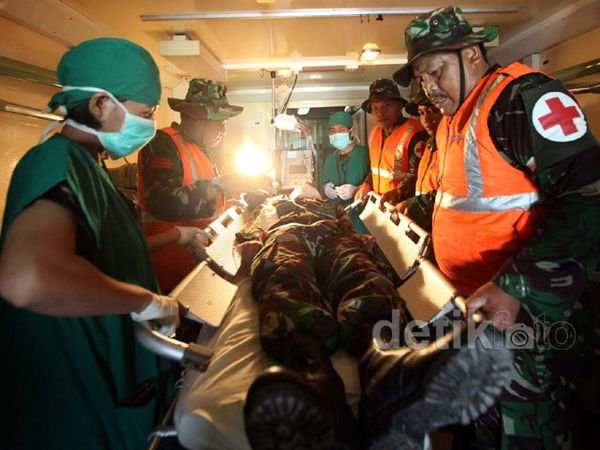 TNI AU Latihan Evakuasi Korban Perang