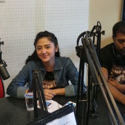 Serunya Siaran Bareng Dewi Persik di Surabaya