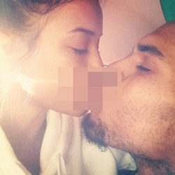 Chris Brown Pamer Ciuman dengan Teman TTM-an