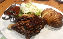 Carlo De Huts: Puas Menyantap Carlo Fire Backribs yang Gurih Manis