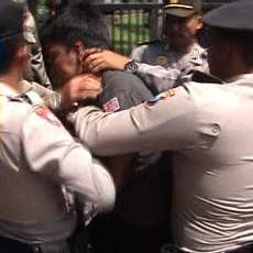 Bentrok dengan Polisi, Korlap Aksi Demo di Sumenep Jatuh Pingsan