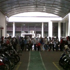 Toilet Sekitar Gedung Grahadi Diserbu Buruh