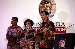 Ahok dan Dirut PLN Terima Penghargaan Anti Korupsi