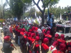  Buruh Penuhi Jalan Kantor Jokowi, Hanya Bus TransJ yang Bisa Lewat