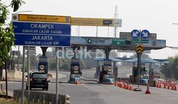 Truk Muatan Gula Terguling di KM 65 Tol Dawuan