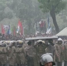 Ribuan Buruh Ancam Paksa Masuk ke Balai Kota DKI