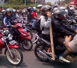 Duh! Buruh Demo Bawa Balok Kayu dan Besi di Cikarang