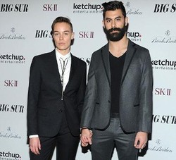 Jadi Model Baju Pria, Wanita Ini Dikira Gay Saat Jalan Bareng Suami