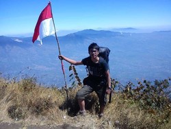 Pengibaran Merah Putih di Puncak Cikuray Saat Bulan Puasa