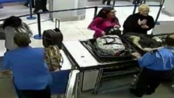 Astaga! 2 Turis Wanita Nekat Topless di Bandara Manchester