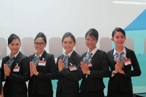 Aksi Latihan Pramugari Cantik Garuda Indonesia