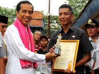 Jokowi Beri Penghargaan Sopir Teladan