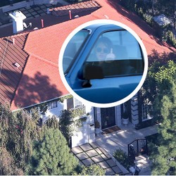 Usai Berduaan dengan Pattinson, Stewart Beri Jari Tengah ke Paparazzi