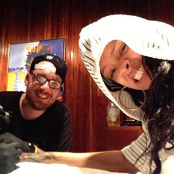 Yuk, Intip Rihanna Bikin Tato