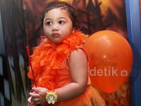 Gemes! Gaya Halloween si Imut Amora