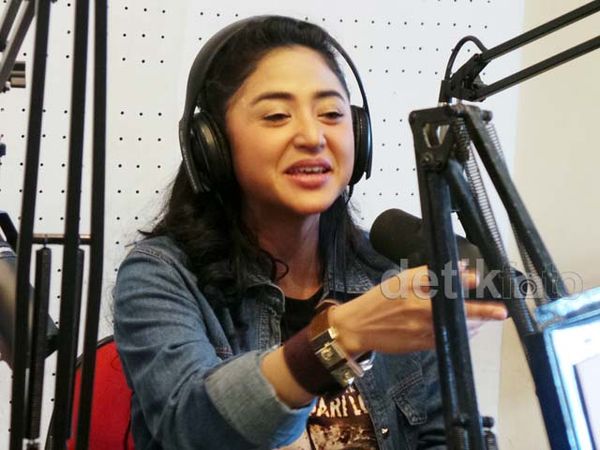 Ketika Dewi Persik Jadi Penyiar Radio