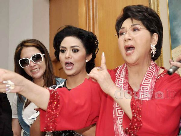 Maia dan KD Ramaikan Pesta Ultah Titiek Puspa
