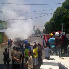 Sebuah Angkot Terbakar Saat Tunggu Penumpang