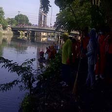 Risma Pimpin Warga Surabaya Bersih-bersih Sungai