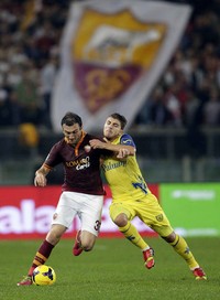 Dalam pertandingan di Stadio Olimpico, Jumat (1/11/2013) dinihari WIB, Roma kesulitan menembus rapatnya pertahanan Chievo. Sementara tim tamu lebih banyak mengandalkan serangan balik. REUTERS/Max Rossi.