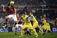 Dengan kemenangan ini, Roma masih kokoh di puncak klasemen dengan 30 poin dari 10 pertandingan. Tim arahan Rudi Garcia itu menyapu bersih kemenangan di 10 laga yang sudah dijalani. REUTERS/Max Rossi.