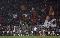 Para pemain Roma merayakan kemenangan mereka. REUTERS/Max Rossi.