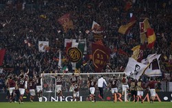 Para pemain Roma merayakan kemenangan mereka. REUTERS/Max Rossi.
