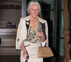 Seperti Inilah Heidi Klum Ketika Berubah Wujud Jadi Nenek-nenek 50 Tahun