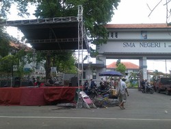 Goyang Caisar Iringi Tes CPNS di Semarang