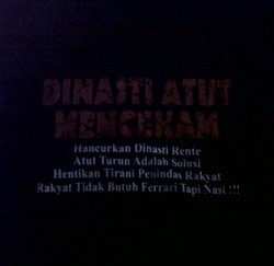Galang Dana Aksi, Mahasiswa Banten Jual Kaos Atut Turun
